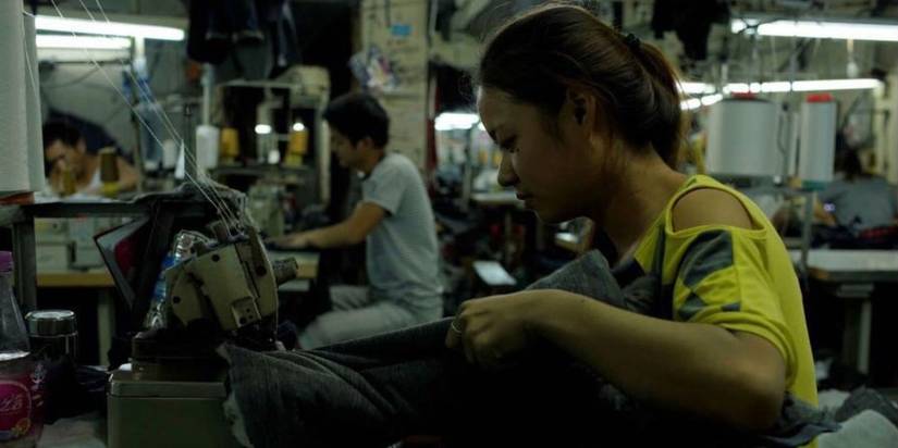 Wang-Bing-15-Hours-Workers-Sewing