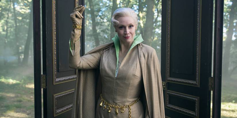 Larissa Weems (Gwendoline Christie) chasquea los dedos en la segunda parte de la temporada 2 de Wednesday