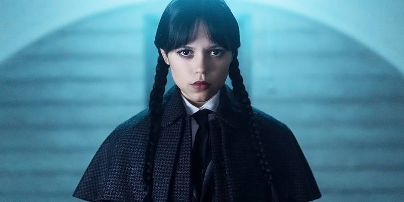 Jenna Ortega sebagai Rabu menatap ke kamera di Rabu Musim 2 Bagian 2