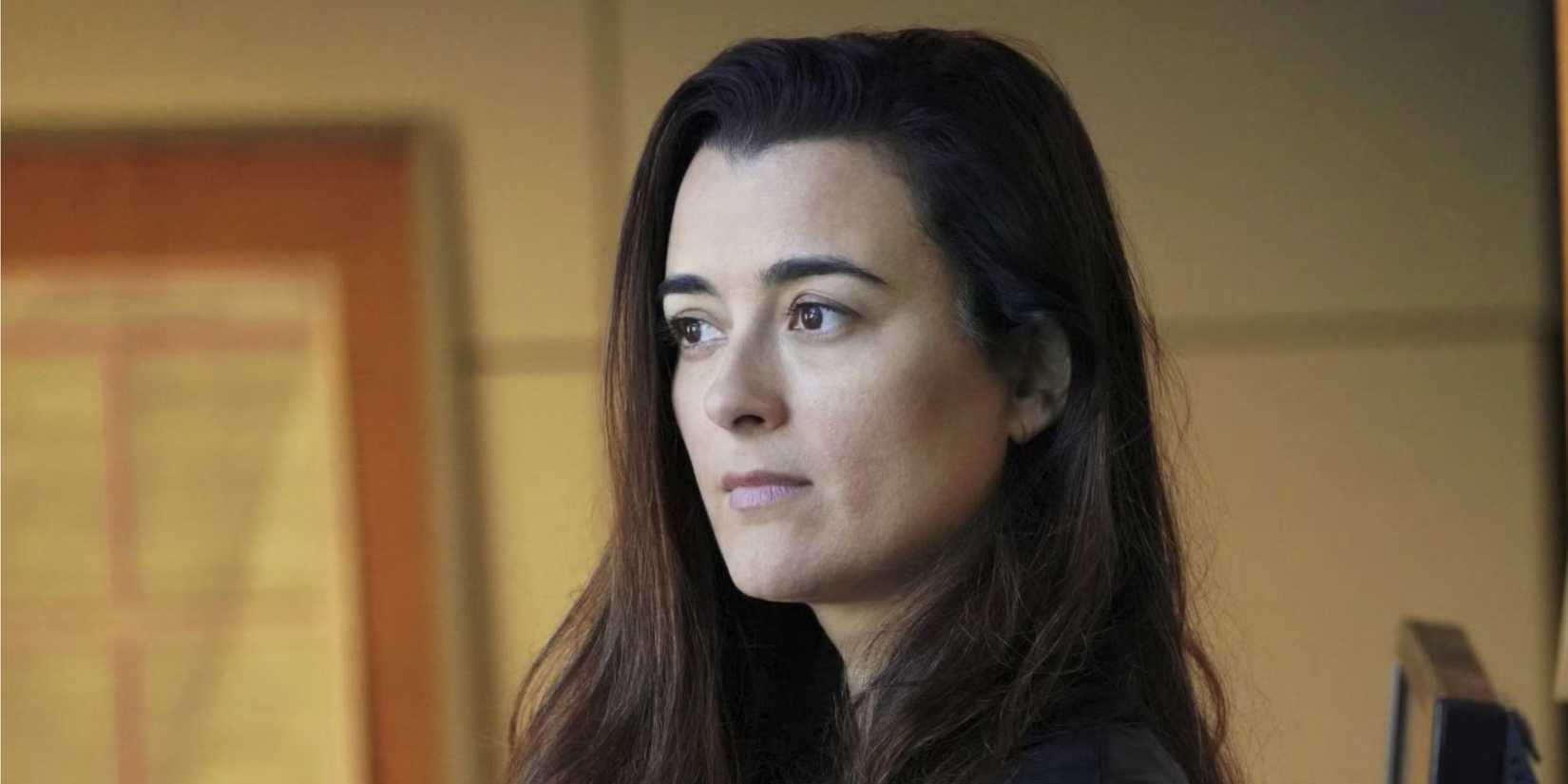 Cote de Pablo as Ziva looking into the distance with a serious expression in NCIS.