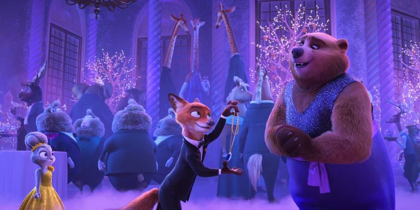 Nick em um smoking mostrando um colar para um urso com Judy atrás dele em um vestido amarelo na gala em Zootopia 2