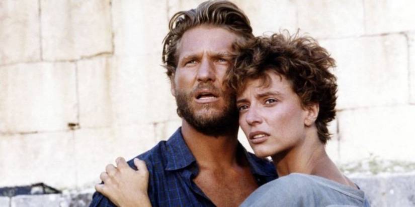 Jeff Bridges dan Rachel Ward sebagai Terry dan Jessie saling berpelukan sambil memalingkan muka di Against All Odds.