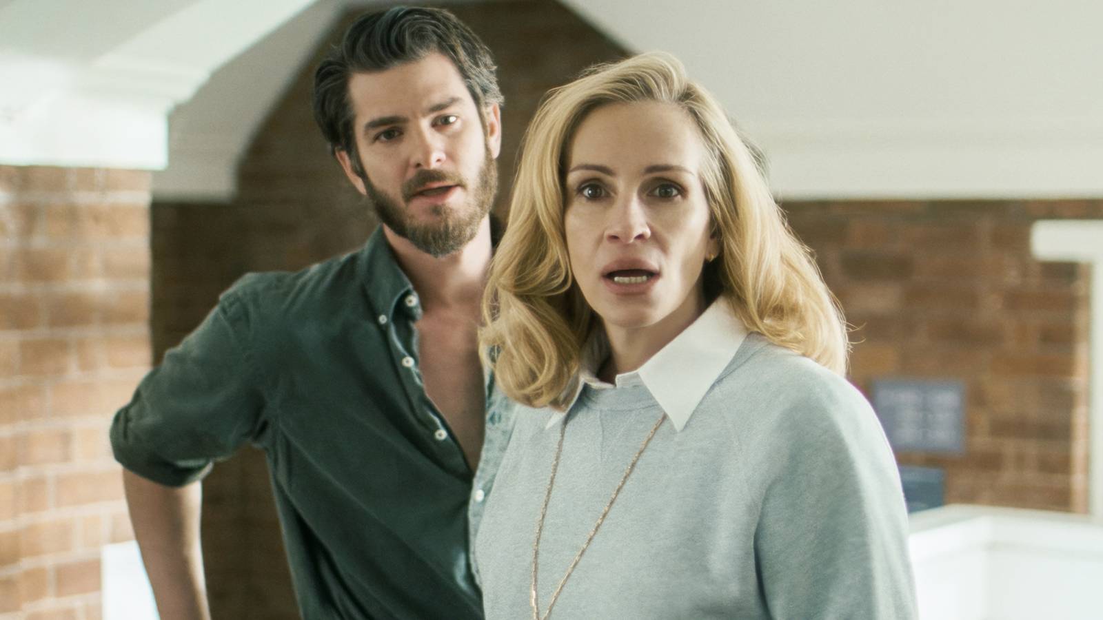 Andrew Garfield as Hank Gibson and Julia Roberts as Alma Imhoff in After The Hunt