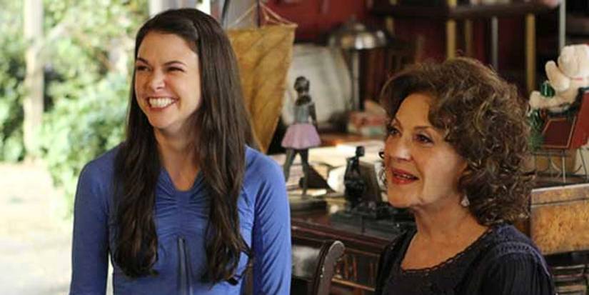 Sutton Foster sebagai Michelle dan Kelly Bishop sebagai Fanny tersenyum dan melihat ke arah yang sama di Bunheads.