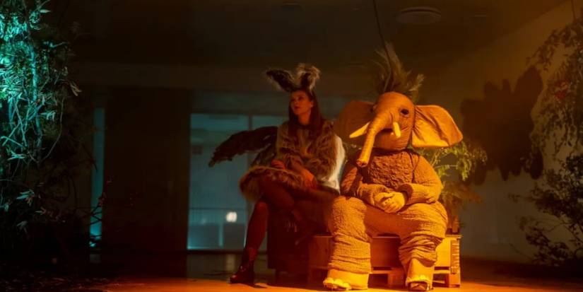 As pessoas sentam-se vestindo fantasias de animais em Bloodride.