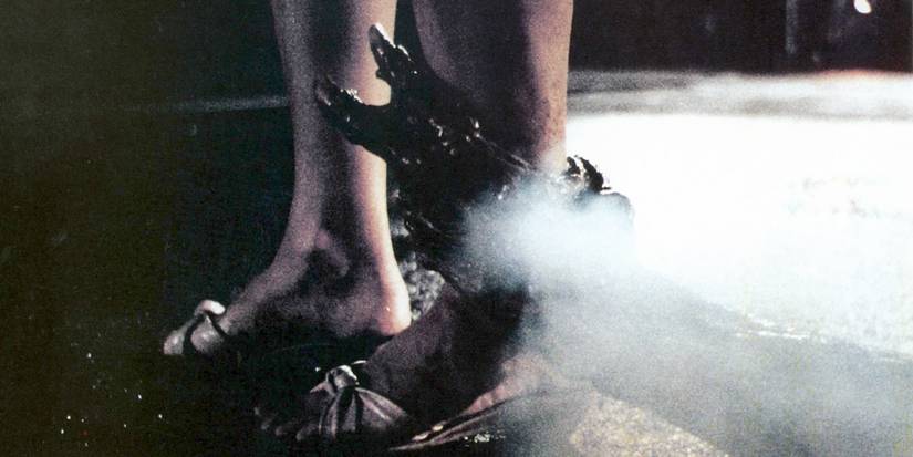 Monstro de C.H.U.D. atacando em cena do filme.