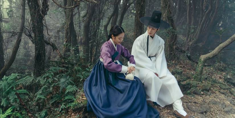 Lee Jae-wook and Jo Bo-ah sitting in nature in historical clothing in 'Dear Hongrang'