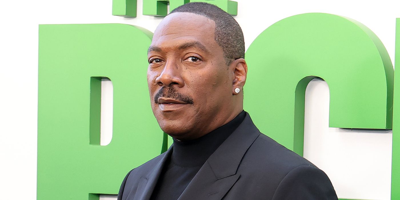Eddie Murphy in a suit on the red carpet
