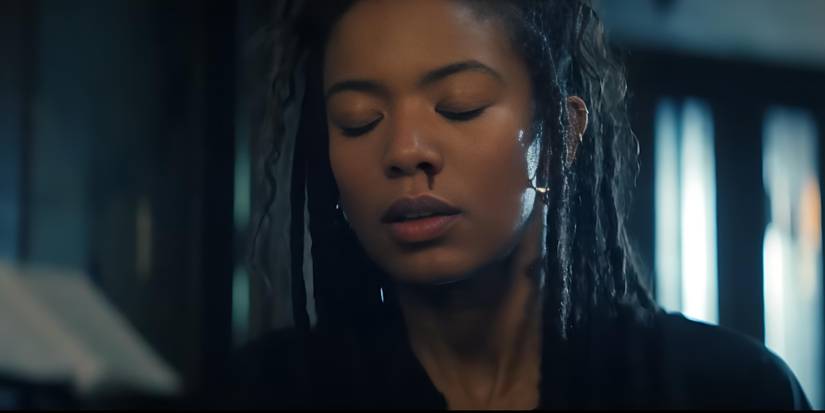 Marie (Jaz Sinclair) com os olhos fechados e sangue escorrendo do nariz na Geração V.