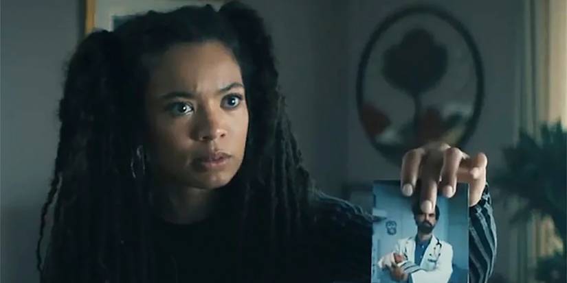 Marie segurando uma foto do Dr. Gould na Geração V.