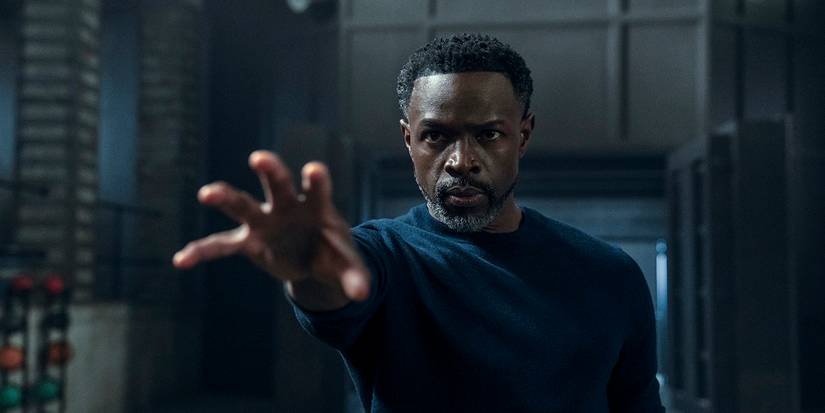 Polaridade esticando o braço e a mão usando seus poderes na Geração V.