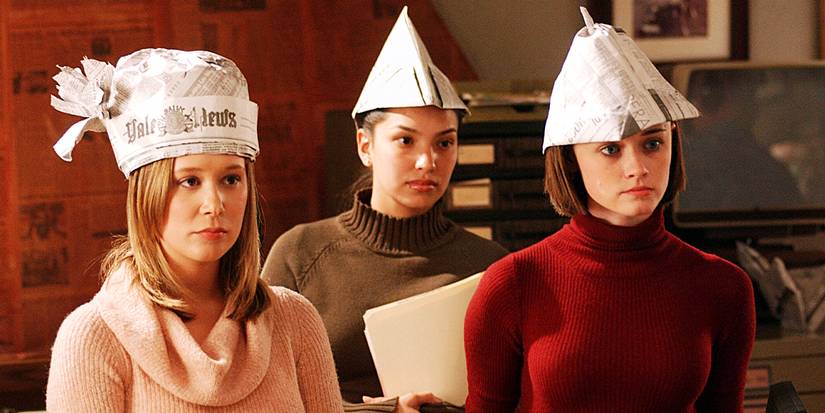 Rory Gilmore with a newspaper hat in Season 4 of The Gilmore Girls