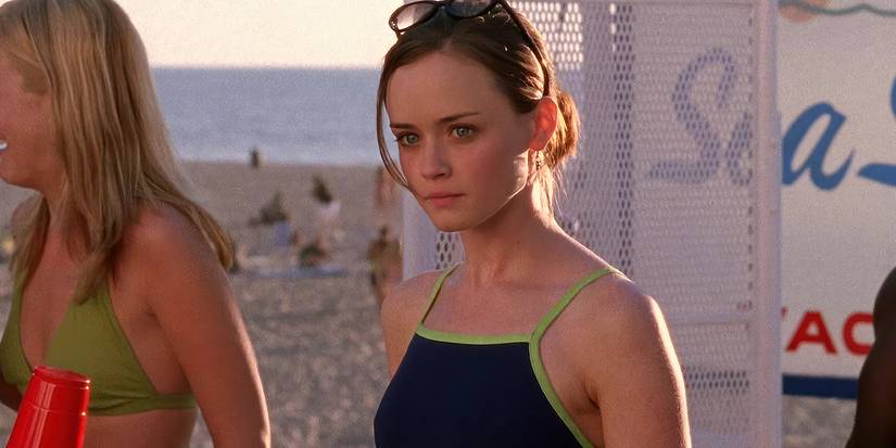 Rory Gilmore on the beach in Gilmore Girls Season 4