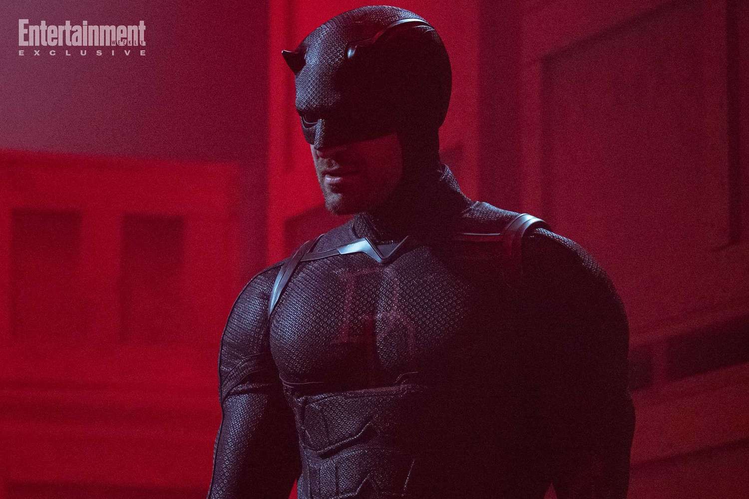 Charlie Cox como Matt Murdock com o novo traje preto do Demolidor