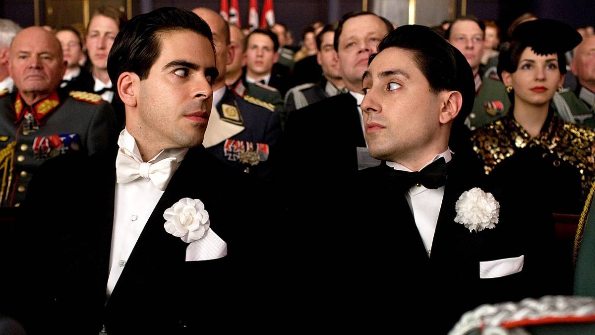 Ulmer and Donnowitz exchanging looks in Inglourious Basterds