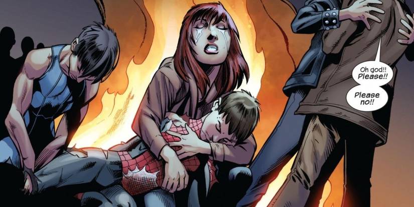 Johnny Storm berkabung dan Mary Jane menggendong Spider-Man yang mati di Ultimate Spider-Man Marvel Comics