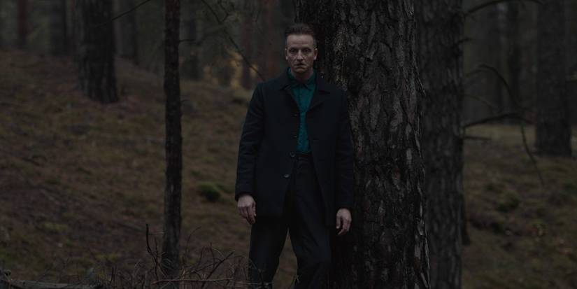 Man by tree in Netflix's 'Dark' 'Der Ursprung' ('The Origin')