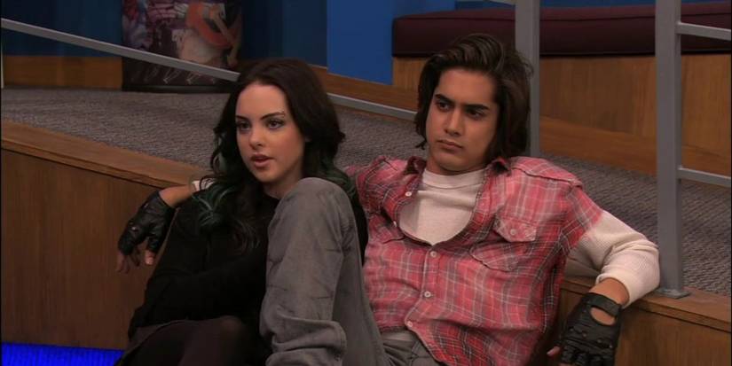 Beck and Jade sit on the floor on 'Victorious.' 