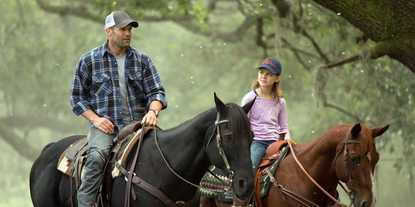 Jason Statham dan putrinya menunggang kuda di hutan di Homefront