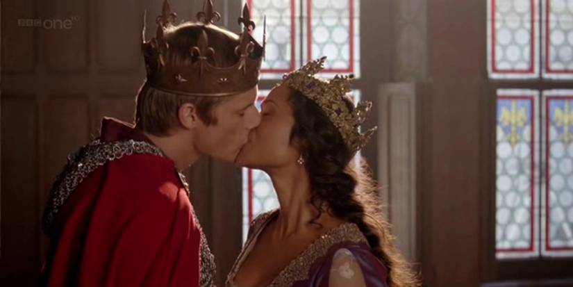 Arthur Pendragon (Bradley James) and Gwen (Angel Coulby) kiss in 'Merlin'