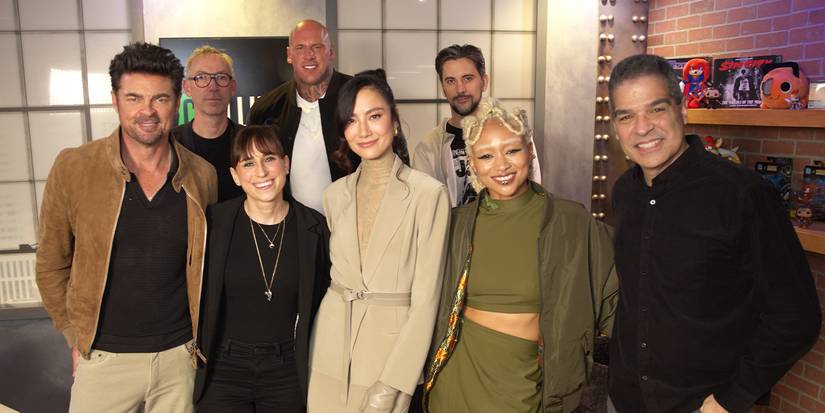 The cast of Mortal Kombat 2 pose with Perri Nemiroff at NYCC 2025.