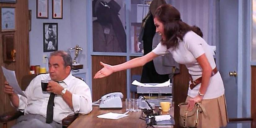 Mary reaching out to shake Lou's hand in the pilot episode of the Mary Tyler Moore Show