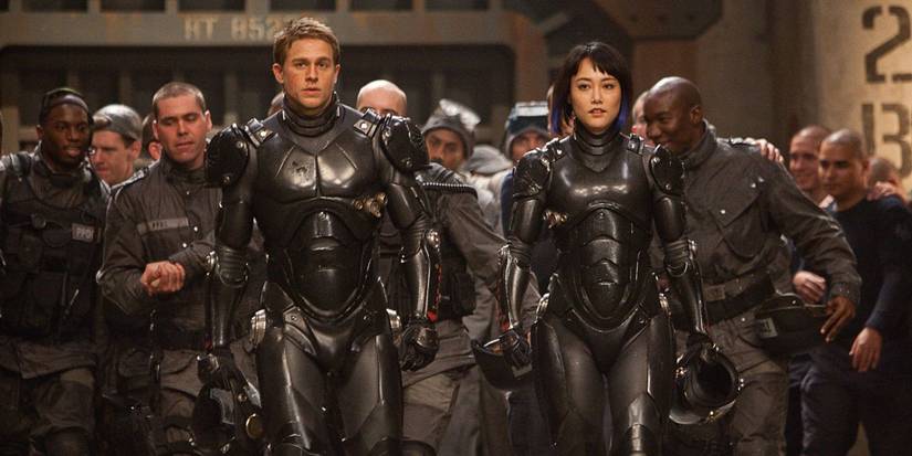 pacific-rim-charlie-hunnam-exo-suit 