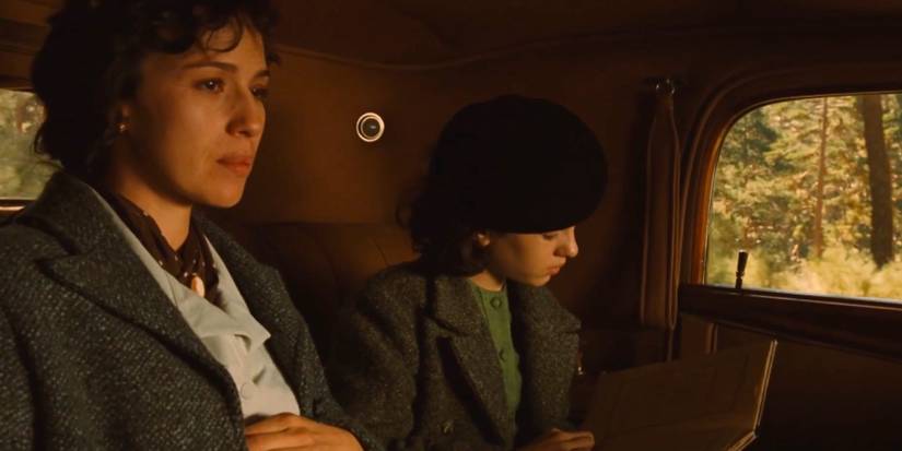 A woman and a young girl in the back of a car in Pan's Labyrinth