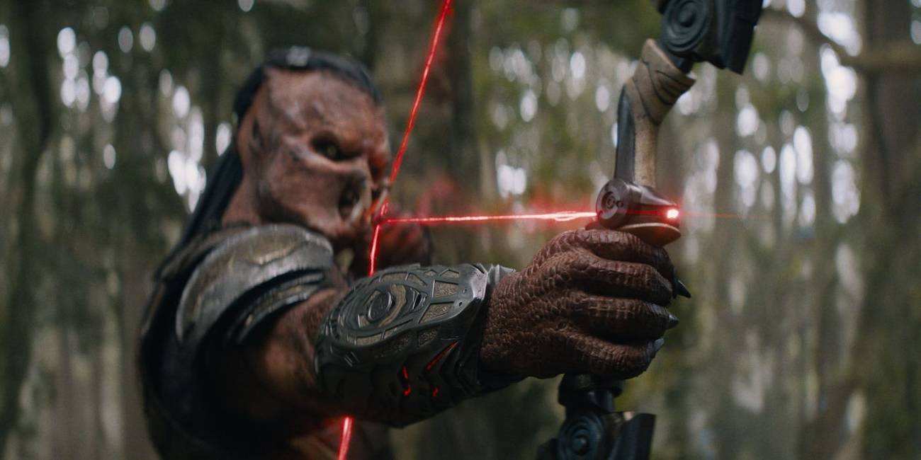 Dimitrius Schuster-Koloamatangi ad Dek, aiming his bow and arrow in Predator: Badlands.