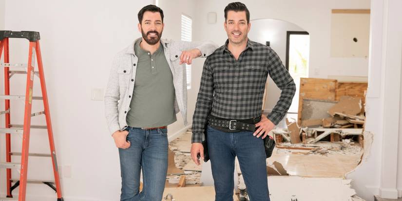 Jonathan and Drew Scott pose for a photo.