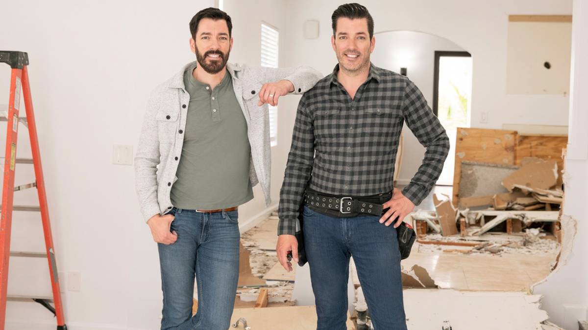 Jonathan and Drew Scott pose for a photo.