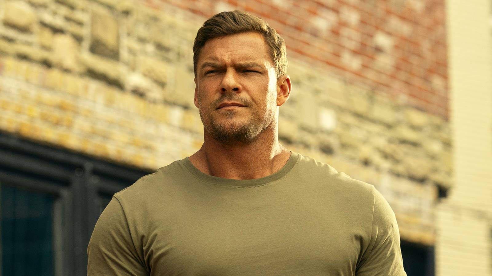 Alan Ritchson in a scene from Reacher