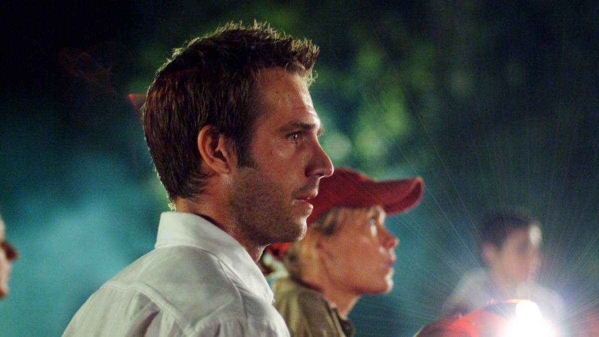 Michael Vartan as Pete looking for a crocodile in the river in Rogue 2007.
