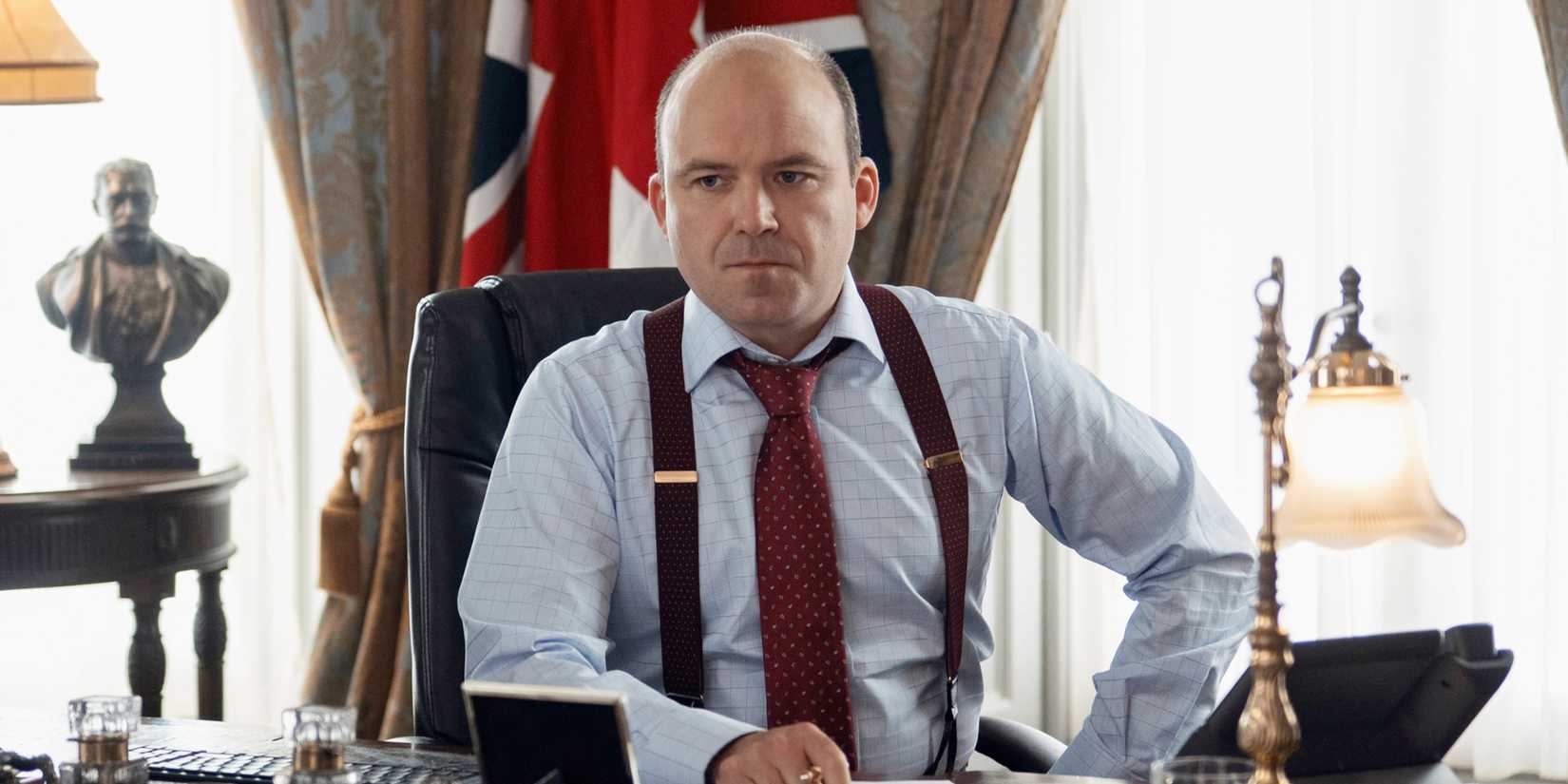 Rory Kinnear sitting angrily behind a desk in The Diplomat Season 3