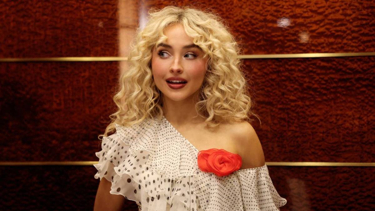 Sabrina Carpenter dressed as Carrie Bradshaw from Sex in the City in a promo for SNL Season 51, Episode 3.