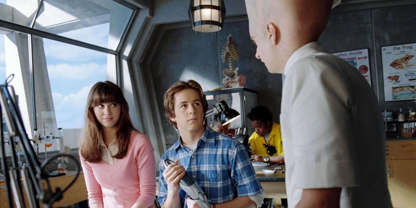 Michael Angarano as Will and Mary Elizabeth Winstead as Gwen in class in Sky High.