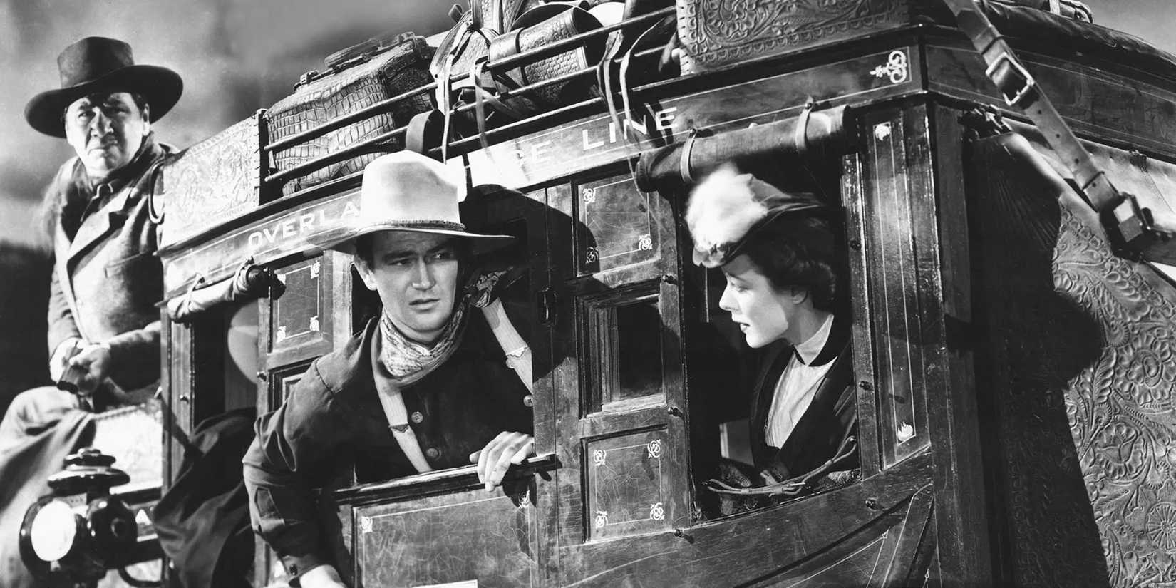 John Wayne dan para pemainnya naik ke dalam dan ke luar kereta pos kuno yang ditarik oleh kuda di Kereta Pos.