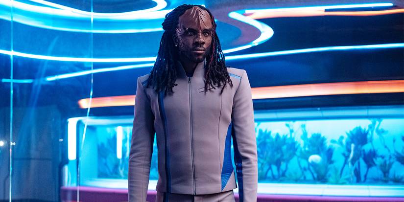 Jay-Den Kraag standing in a Starfleet uniform in Season 1.