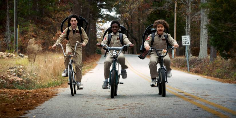Anak laki-laki berpakaian seperti Ghostbusters untuk Halloween di 'Stranger Things' episode 'Trick or Treat, Freak.'