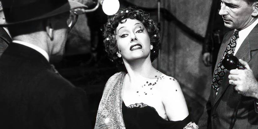 Norma Desmond approaching the camera in Sunset-Boulevard