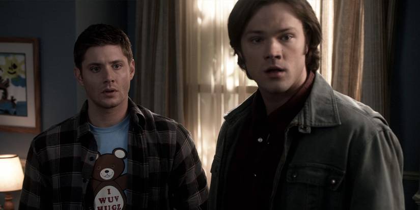 Dean Winchester (Jensen Ackles) and Sam Winchester (Jared Padalecki) look at their mother on 'Supernatural'