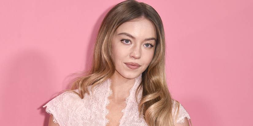 Sydney Sweeney tersenyum di karpet merah.