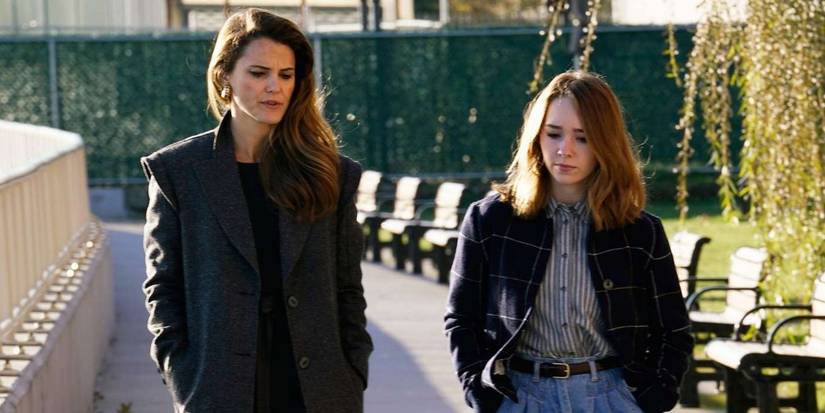 Keri Russell as Elizabeth and Holly Taylor as Paige in The Americans