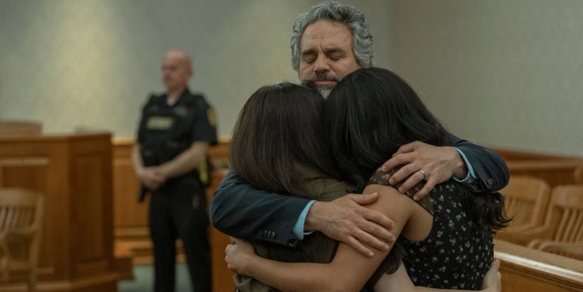 Mark Ruffalo serre dans ses bras Silvia Dionicio et Phoebe Fox dans l'épisode 7 de la tâche