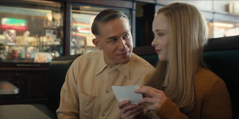 Charlie Hunnam dan Suzanna Son di Monster: Kisah Ed Gein