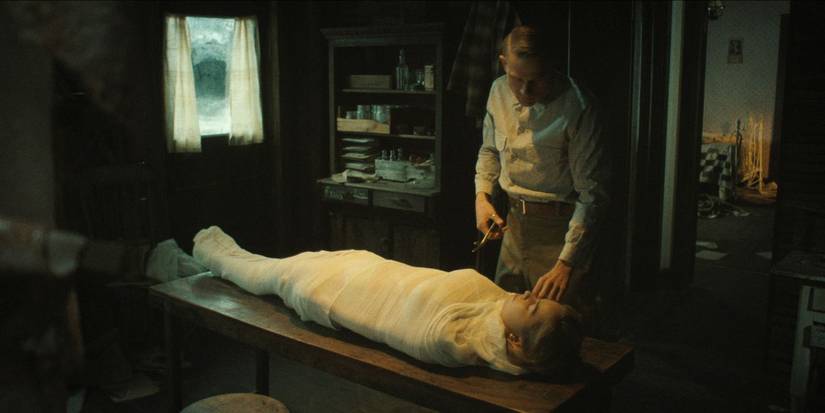 Charlie Hunnam dalam Monster: Kisah Ed Gein