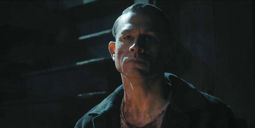 Charlie Hunnam dalam Monster: Kisah Ed Gein