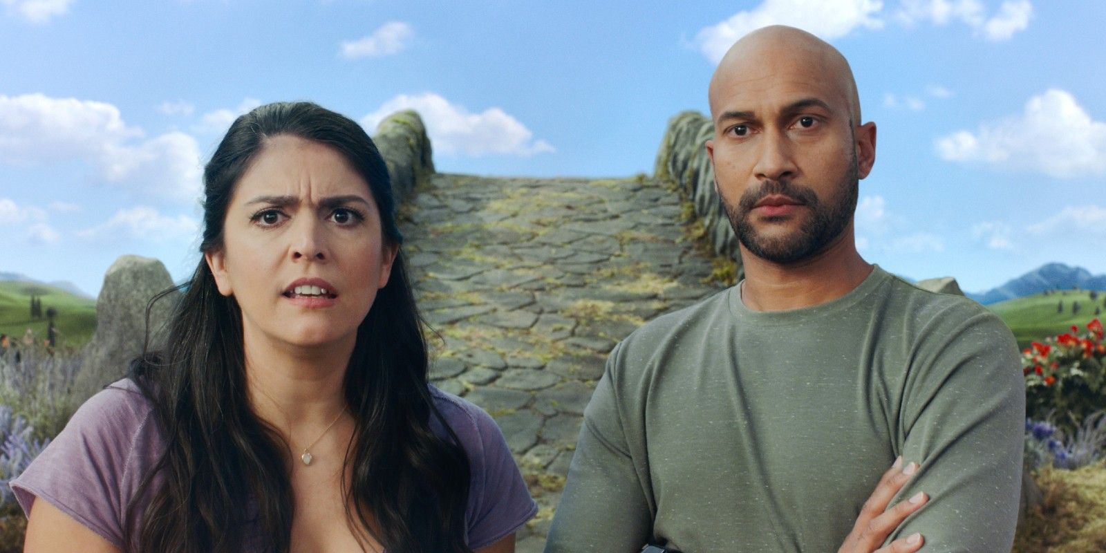 Cecily Strong dan Keegan Michael-Key tampak bingung setelah melintasi jembatan menuju Schmigadoon