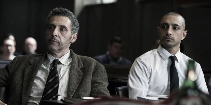 Pengacara pembela John Stone (John Turturro) duduk di pengadilan bersama kliennya Nasir Khan (Riz Ahmed) di 'The Night Of' (2016).