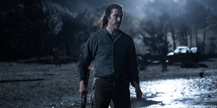 Fede berdiri dalam kegelapan dengan senapan di The Walking Dead: Daryl Dixon.